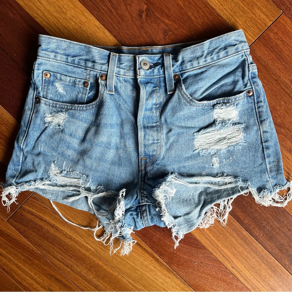 LEVI’S 501 CUT OFF LIGHT WASH DENIM SHORTS BUTTON FLY
